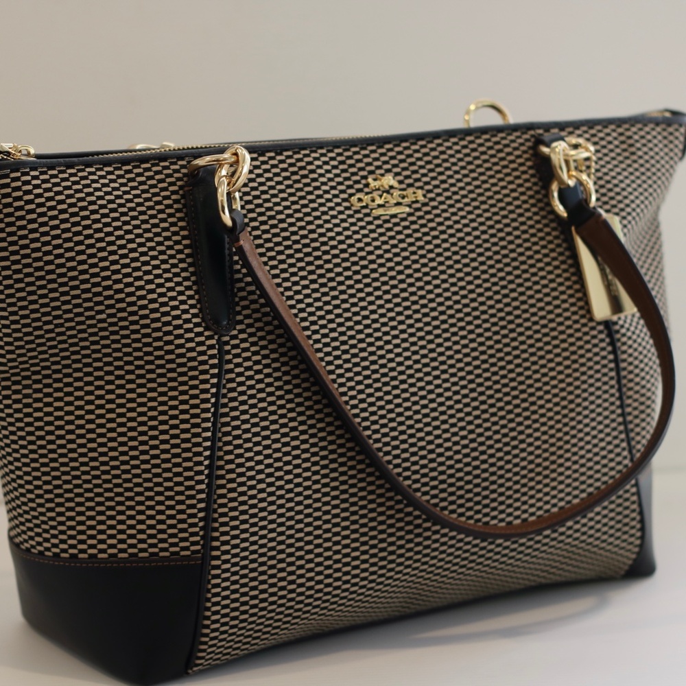 Classy Coach Tote in Perfect Condition